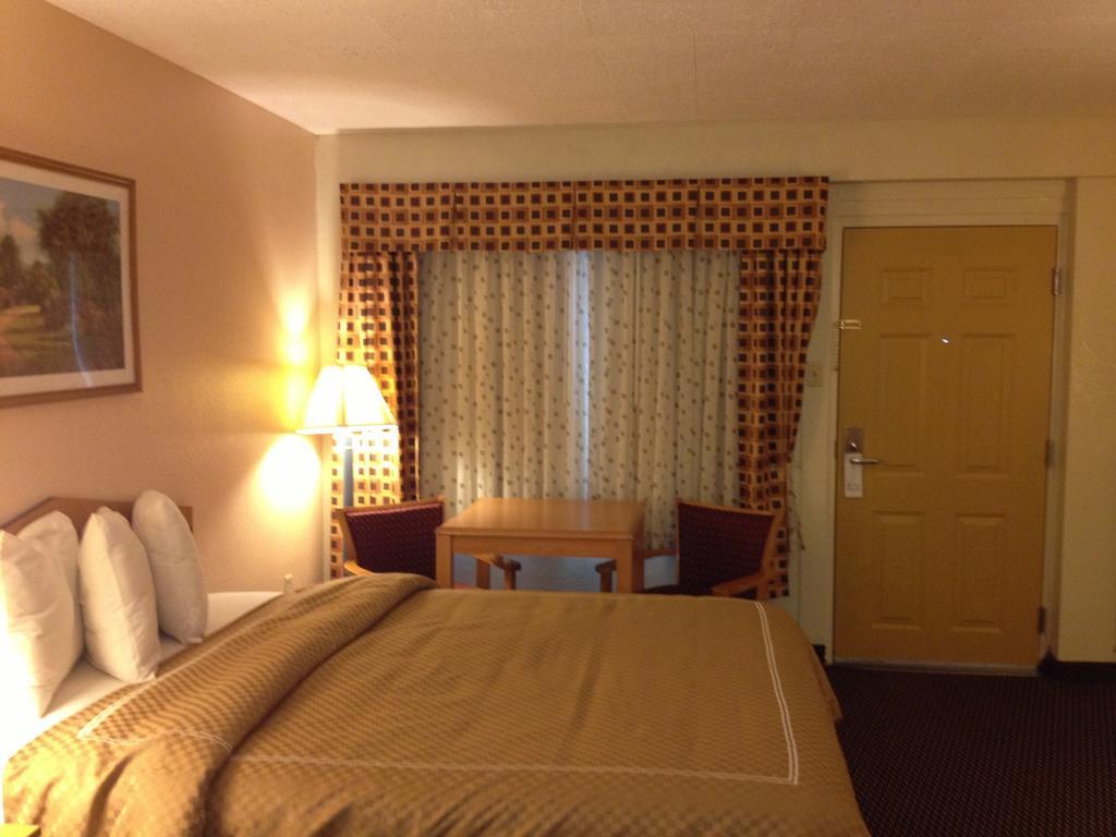 Virginia Inn Лоренс Экстерьер фото