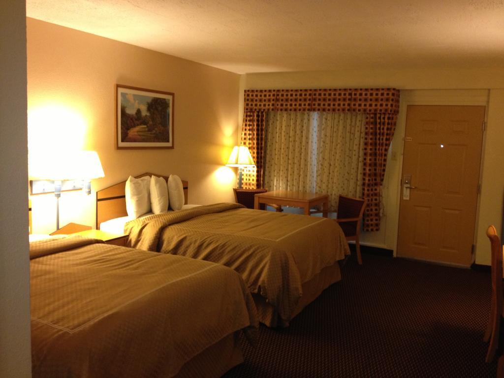 Virginia Inn Лоренс Экстерьер фото